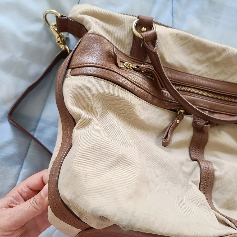8/12 BANANA REPUBLIC COMPUTER BAG